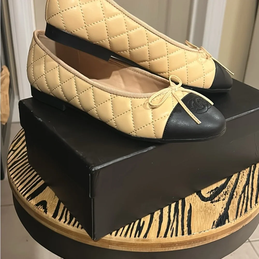 Chic ballet bow Quilted sz 39/8.5 Beige and Black Women's Flats - Picture 3 of 5